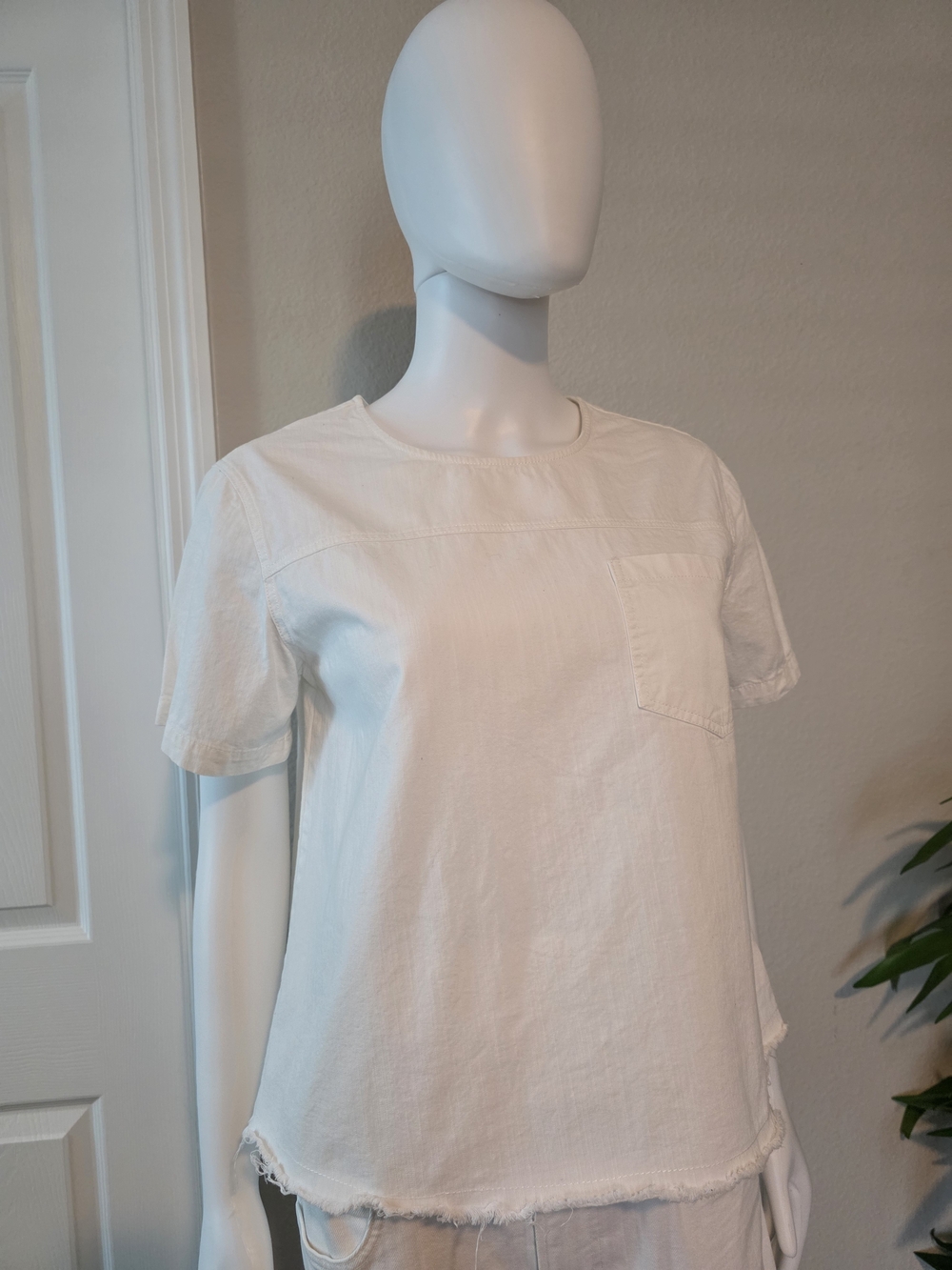 fab'rik White Short-Sleeve, Frayed-Hem, Pocket Top - Size M